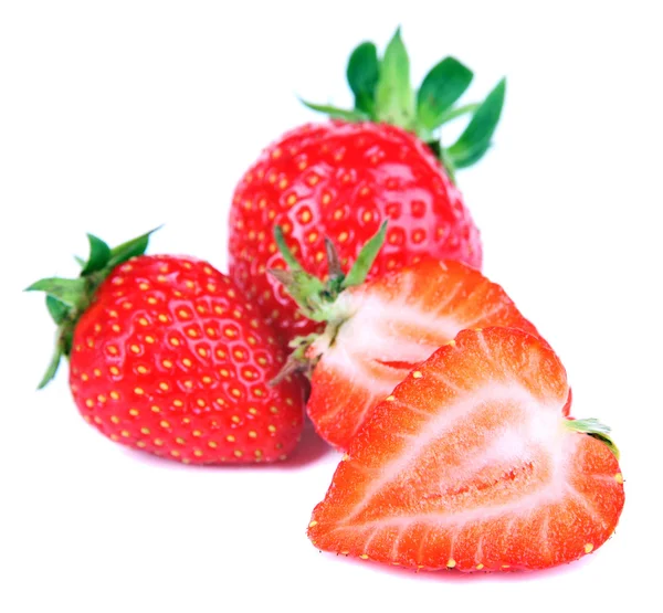 심장 모양의 흰색 절연에 익은 달콤한 딸기 — 스톡 사진