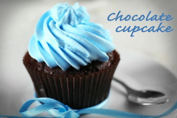 Вкусный шоколадный кекс с голубым кремом — стоковое фото