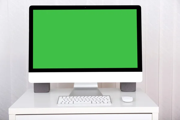 Ordinateur moderne avec écran vert — Photo