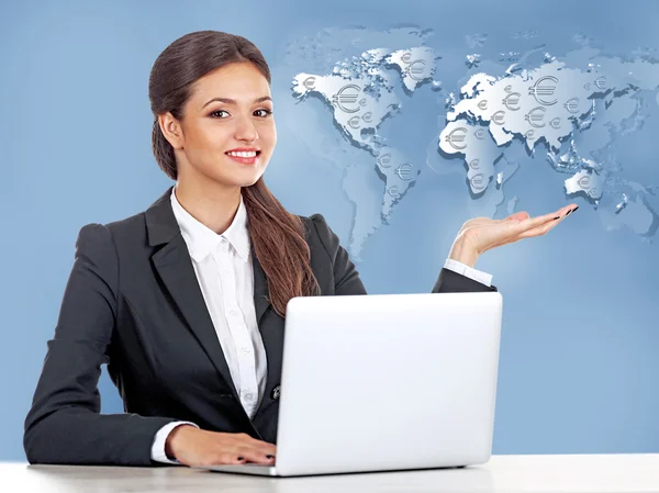 Senhora de negócios com laptop no mapa do mundo — Fotografia de Stock