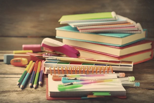 Artigos de papelaria escolar brilhantes — Fotografia de Stock