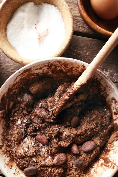 Teig für Schokoladenkuchen zubereiten — Stockfoto