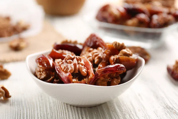 Nueces y frutas de la fecha en plato —  Fotos de Stock