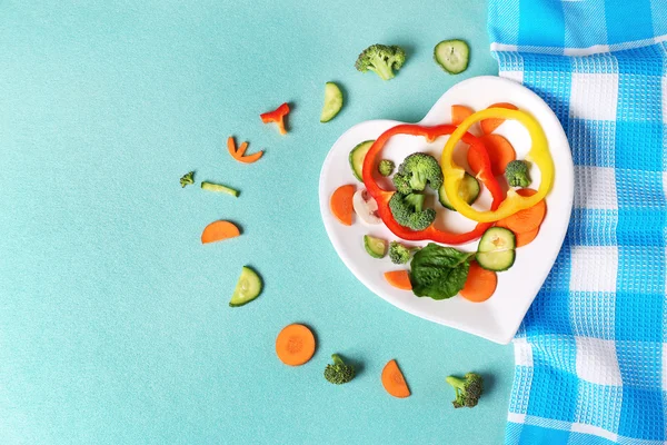 ハートの形のプレートに野菜 — ストック写真