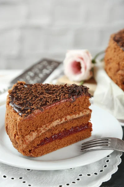 Нарізаний шоколадний торт — стокове фото