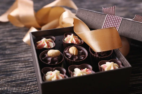 Dulces de chocolate en caja — Foto de Stock