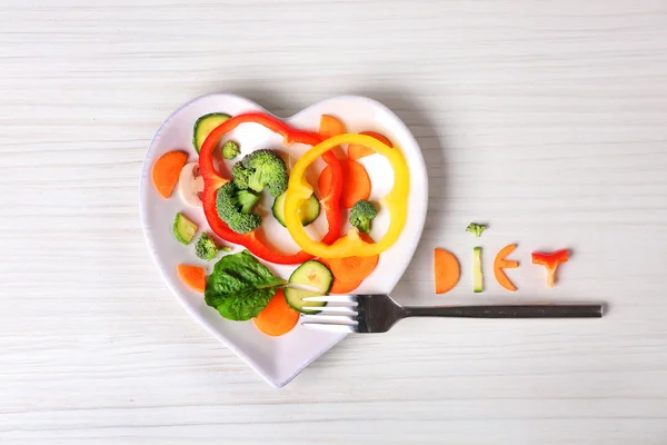 Gemüse auf einem Teller in Herzform — Stockfoto
