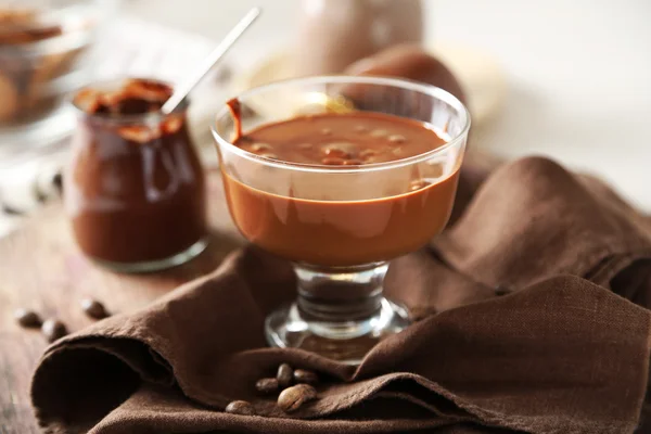 Chocolate derretido em tigela de vidro — Fotografia de Stock