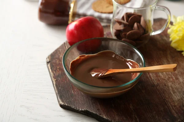 Chocolate derretido en tazón de vidrio — Foto de Stock