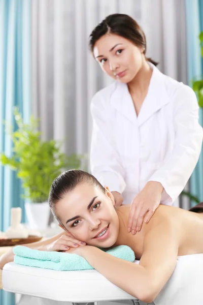 Femme relaxante avec massage des mains — Photo