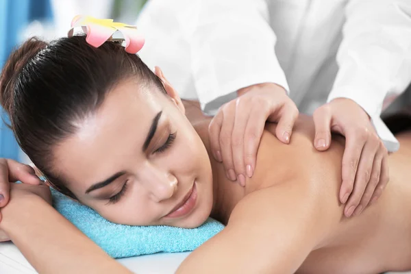 Жінка розслабляється з масажем рук — стокове фото