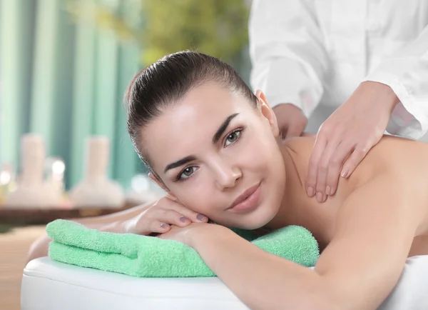 Mulher relaxante com massagem nas mãos — Fotografia de Stock