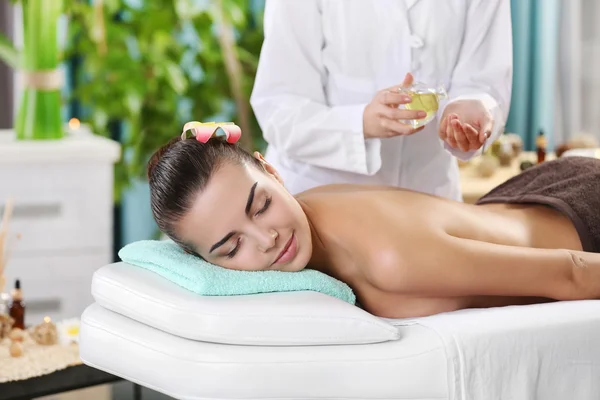 Vrouw ontspannen met hand massage — Stockfoto