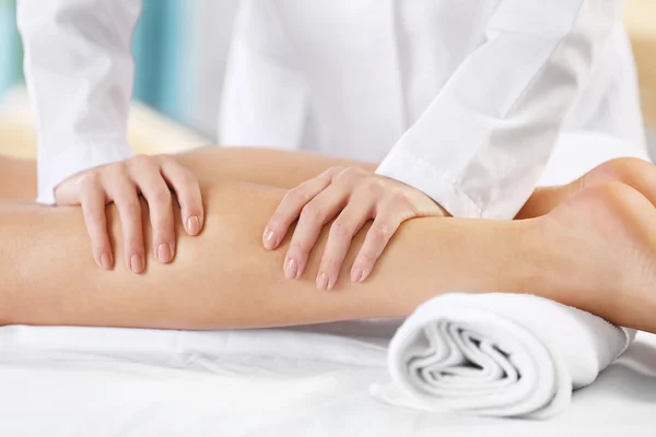 Kvinnan avkopplande med ben massage — Stockfoto