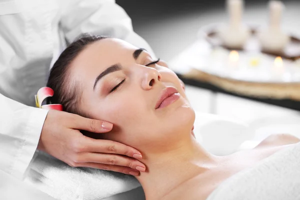 Donna rilassante con massaggio viso — Foto Stock