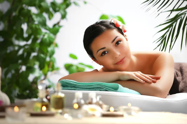 Kobieta relaks w centrum spa — Stockfoto