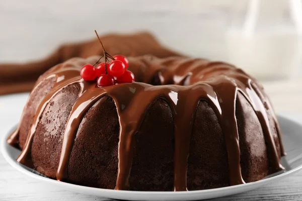 Pastel de chocolate con bayas rojas —  Fotos de Stock