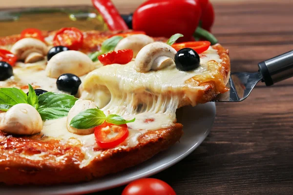 Pyszną pizzę oraz świeże warzywa — Zdjęcie stockowe