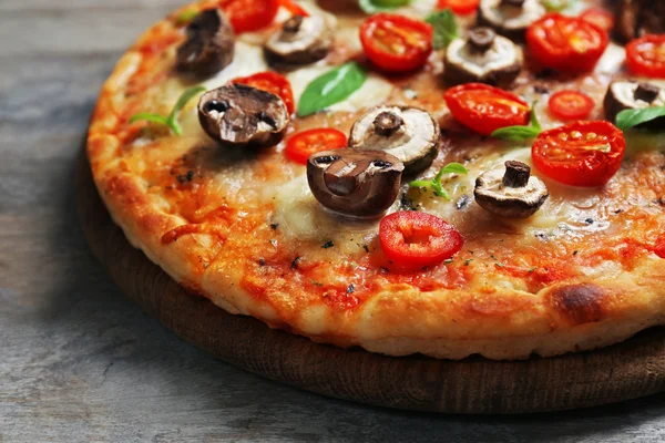 Lekkere verse pizza versierd met champignons — Stockfoto