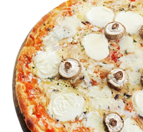 버섯으로 장식 하는 맛 있는 피자 — 스톡 사진