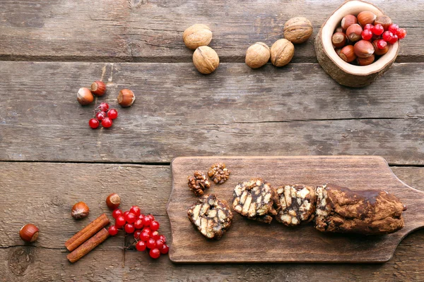 Salami au chocolat sur une planche à découper — Photo