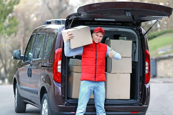 Entrega hombre de pie cerca del coche —  Fotos de Stock