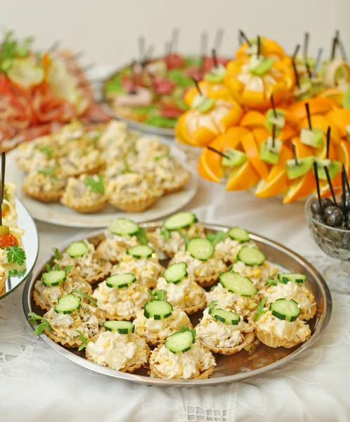 Plato con aperitivos variados — Foto de Stock