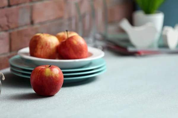 Fresh apples on kitchen table — Stock Photo, Image
