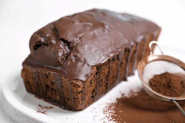 Torta al cioccolato con glassa e cacao in polvere — Foto Stock