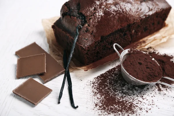 Торт с какао-порошком, ванильные стручки — стоковое фото