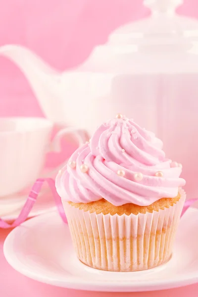 Leckere Cupcake mit Tee-Set — Stockfoto