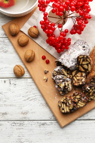 Schokoladensalami mit Nüssen und Beeren — Stockfoto