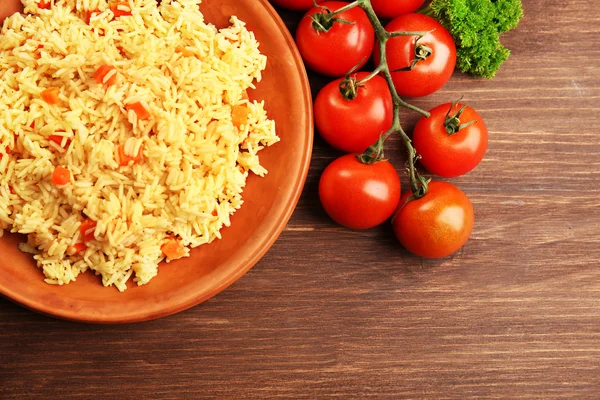 Stewed rice and fresh tomatoes — Stock Photo, Image