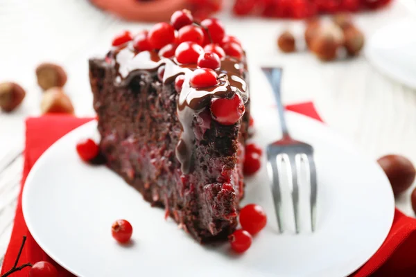 Bolo de chocolate com cranberries — Fotografia de Stock