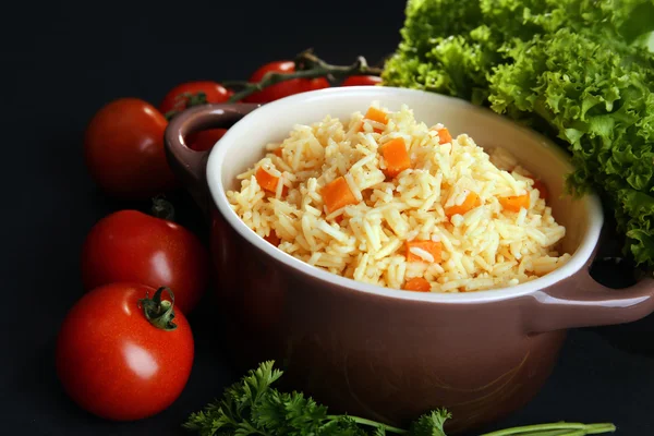 Dušená rýže s mrkví a rajčaty — Stock fotografie