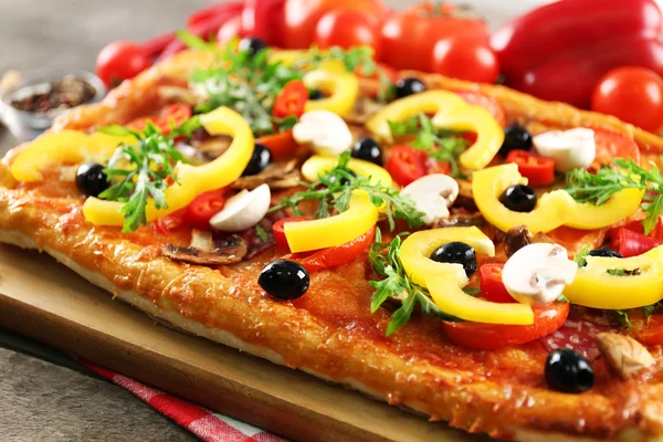 Deliziosa pizza rettangolare — Foto Stock