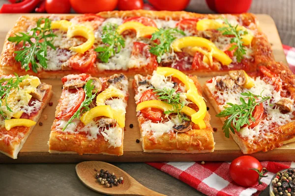 Dilim lezzetli pizza — Stok fotoğraf