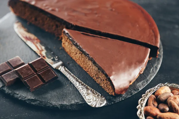 In Scheiben geschnittener Schokoladenkuchen — Stockfoto