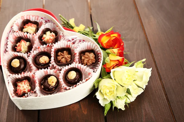 Caja con caramelos y flores — Foto de Stock