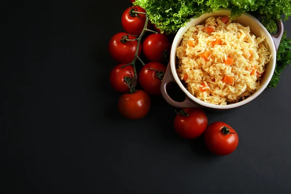 Arroz cocido con una zanahoria y tomates — Foto de Stock