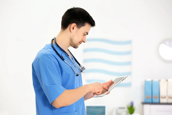 Médico con tableta en el consultorio —  Fotos de Stock