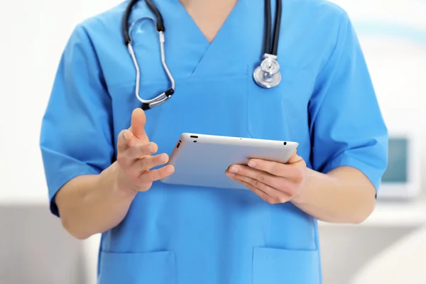 Médecin avec tablette au bureau — Photo