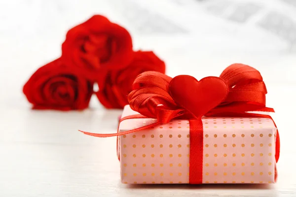 Caja de regalo, rosas rojas y corazón decorativo —  Fotos de Stock