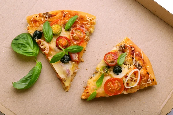 Kawałki świeżej pizzy — Zdjęcie stockowe