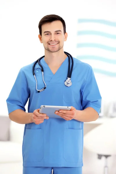 Läkare med tablett i office — Stockfoto