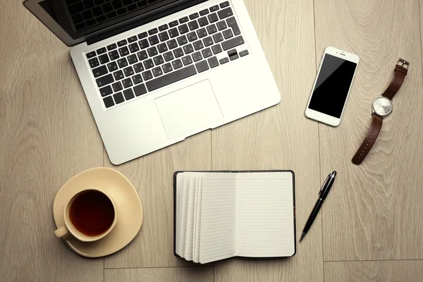 Laptop, telefon komórkowy, notebook, filiżanka kawy, zegarek i pióra — Zdjęcie stockowe
