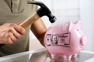 Kumbara kırmak için çekiç gidiş adamla