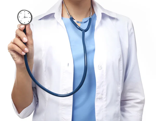 Läkare som håller stetoskop — Stockfoto
