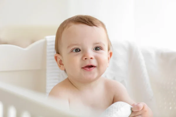 Lindo Bebe Chico Cama Joy Stock Photo