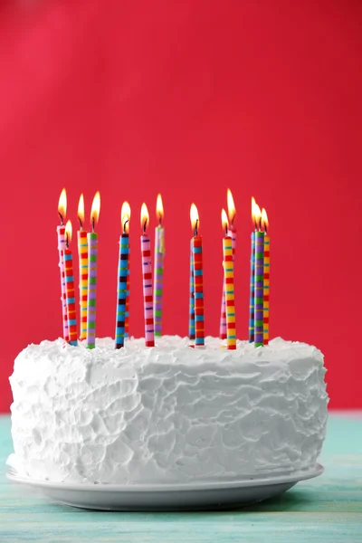 Gateau D Anniversaire Avec Des Bougies Glacage A La Lumiere Stock Photo Gateau D Anniversaire Avec Des Bougies Glacage A La Lumiere Stock Photo